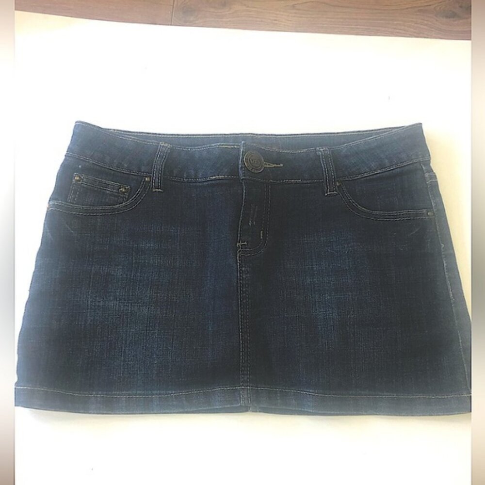 Ub mid rise JEANS SKIRT FRONT ZIPPER FOUR POCKETS DARK WASH IN SIZE MEDIUM